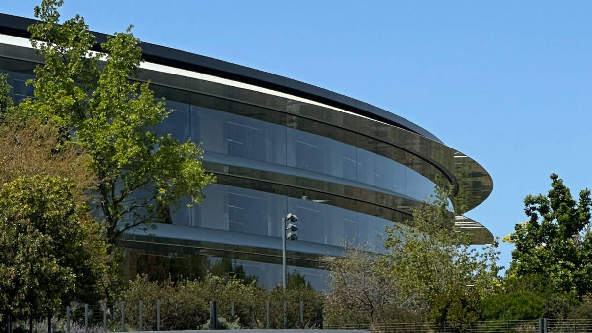 Apple оспаривает вердикт на $5,7 млрд, а Taction требует новых выплат 5 Современное стеклянное здание с изгибающейся крышей