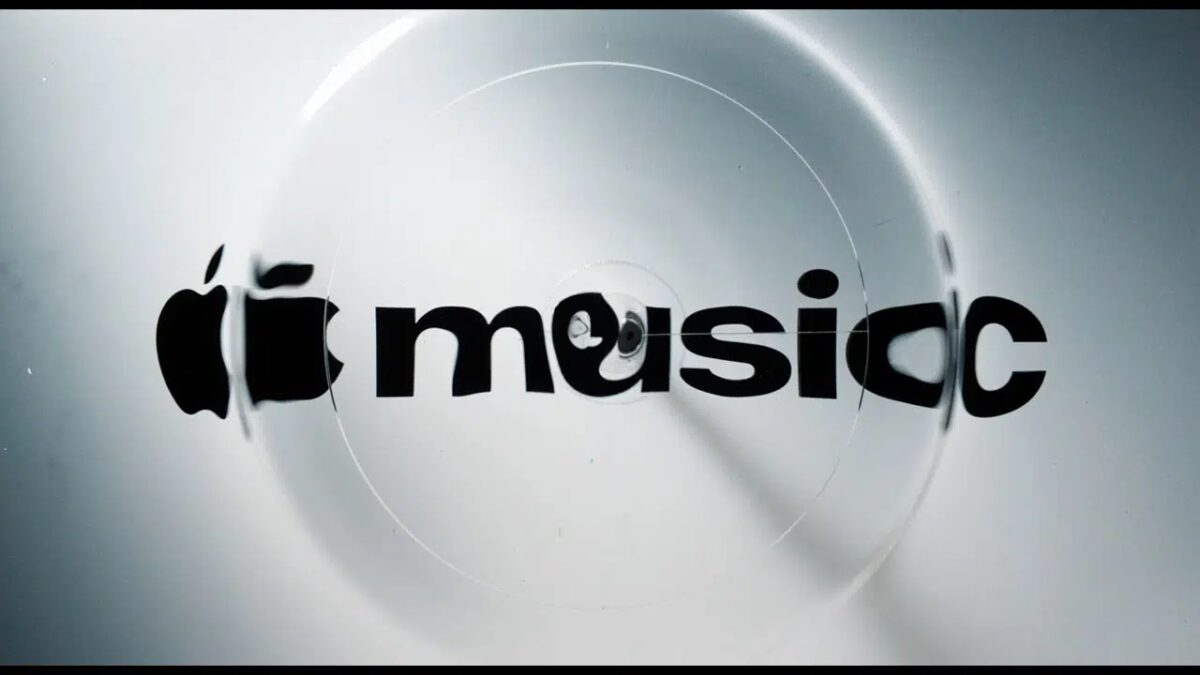 Apple показала, как звук и жидкость создали новый облик Apple Music 1 Логотип Apple Music на поверхности жидкости жидкость и звук
