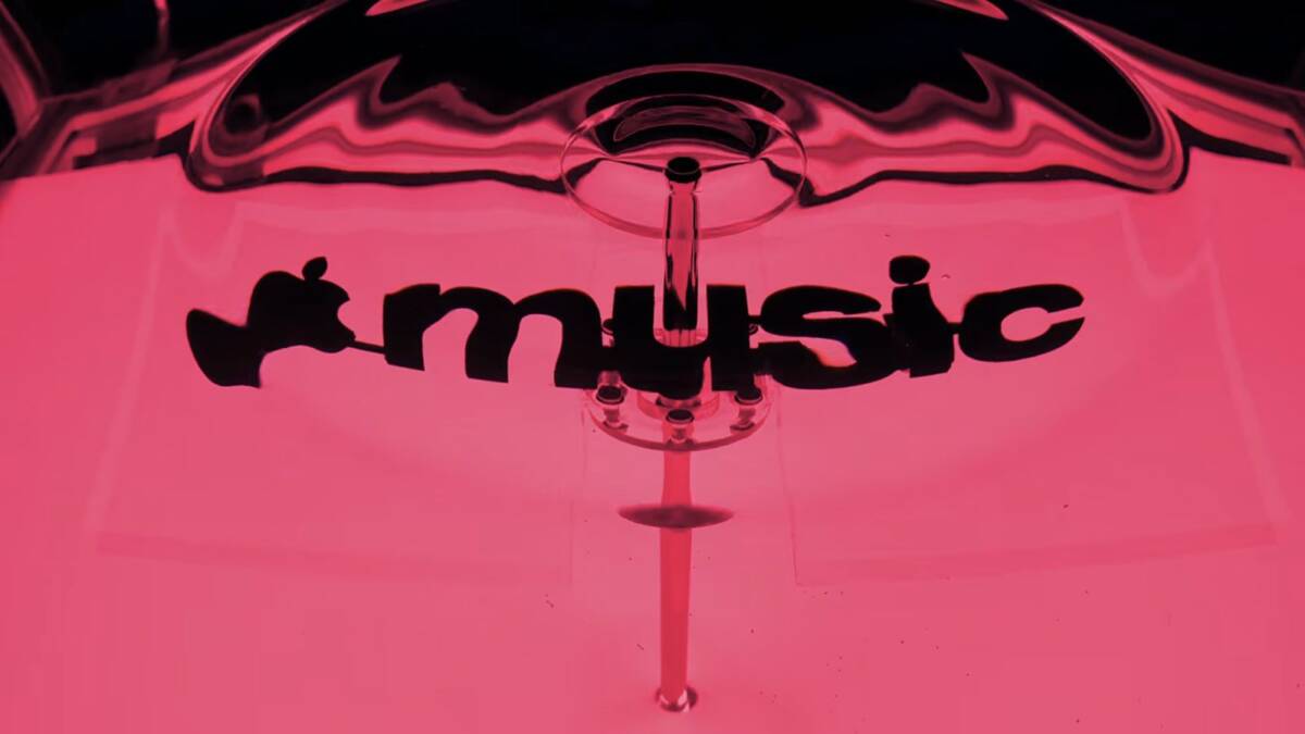 Apple показала, как звук и жидкость создали новый облик Apple Music 3 Apple Music логотип на прозрачной подставке с розовым светом