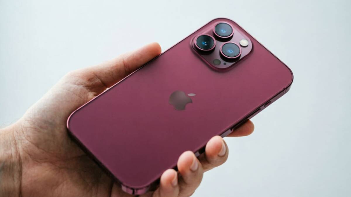 Розовый iPhone 13 Pro с тремя камерами на задней панели