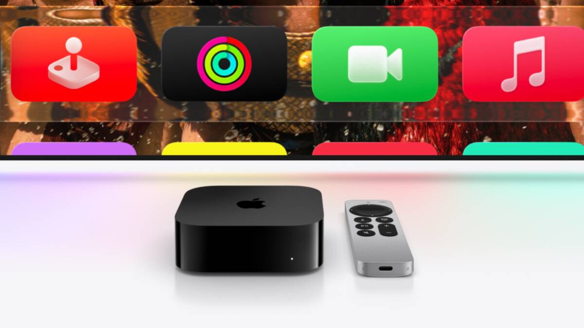 Apple TV 4K с пультом на белом фоне