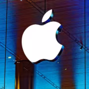 Логотип Apple в центре на синем фоне