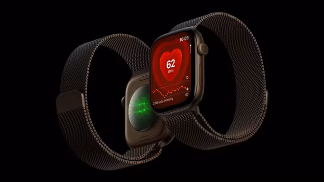 Apple Watch Series 9 с черным ремешком и дисплеем heart rate