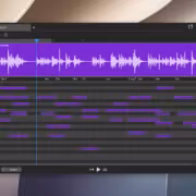 Музыкальный редактор Samplab на Macbook с графикой волн и нотами