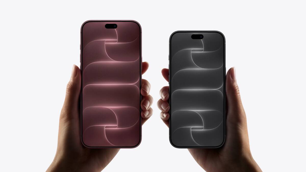 два смартфона Apple iPhone 14 Pro Max в руке