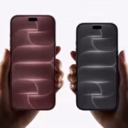 два смартфона Apple iPhone 14 Pro Max в руке