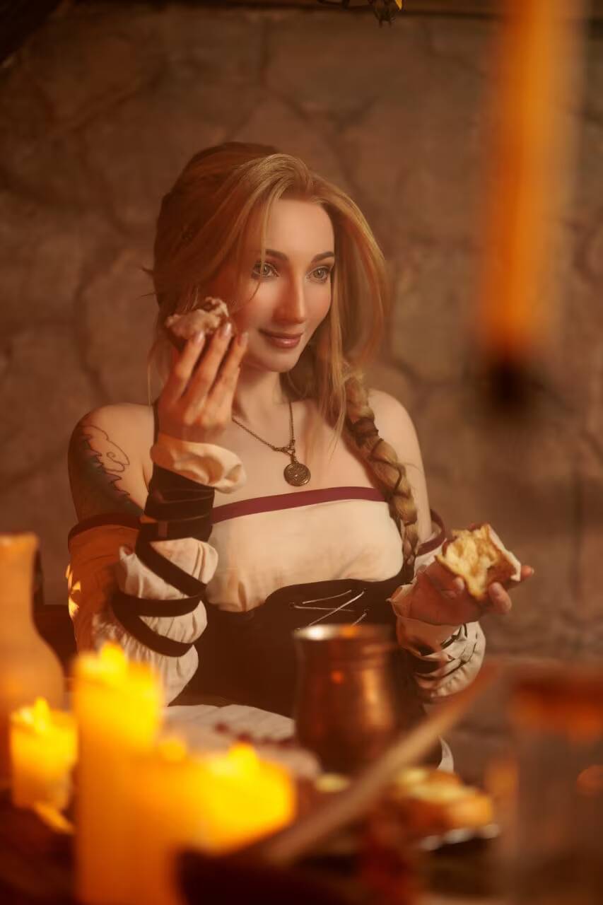 Женщина в костюме NPC из The Elder Scrolls показано с едой