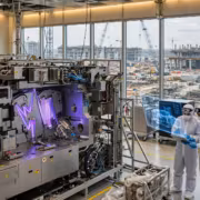 Экран, роботы и инженеры на производственной линии ASML