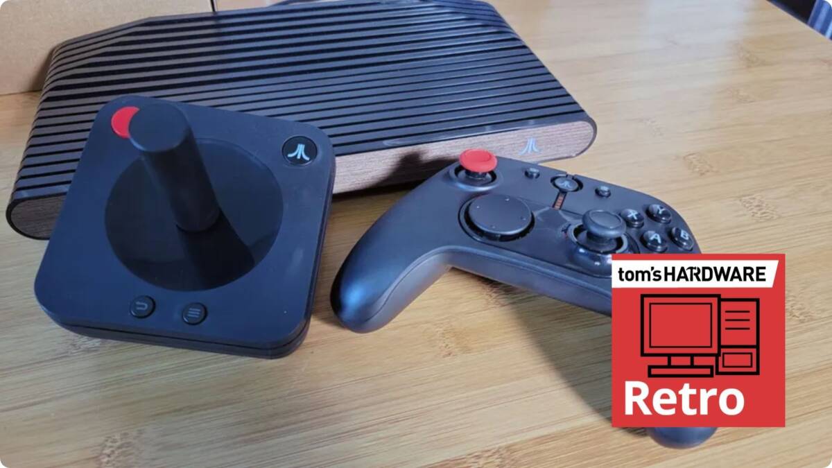 Игровая консоль Atari VCS и геймпад с логотипом Atari