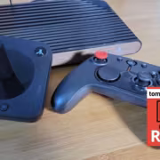 Игровая консоль Atari VCS и геймпад с логотипом Atari