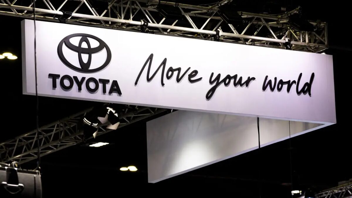 Автомобилей Toyota ввезли 101 тысячу, 66,8% — с правым рулём 1 вывеска выставочного стенда Toyota с высветленным логотипом товара и слоганом