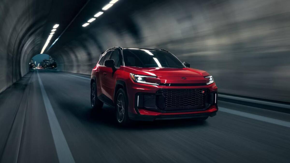 Красный внедорожник Toyota движется по тоннелю