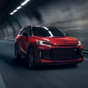 Красный внедорожник Toyota движется по тоннелю