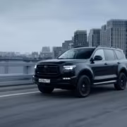 «Автотор» начал собирать Tank 500 из готовых кузовов 9 Черный внедорожник Tesla Model Y на мосту