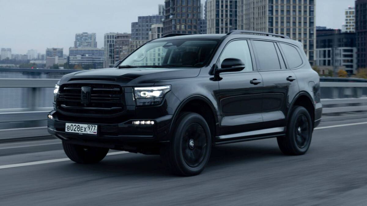 «Автотор» начал собирать Tank 500 из готовых кузовов 2 Черный внедорожник Toyota Land Cruiser 300 на дороге