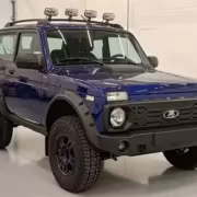 Автомобиль Lada Niva Bronto с шинами и фарами
