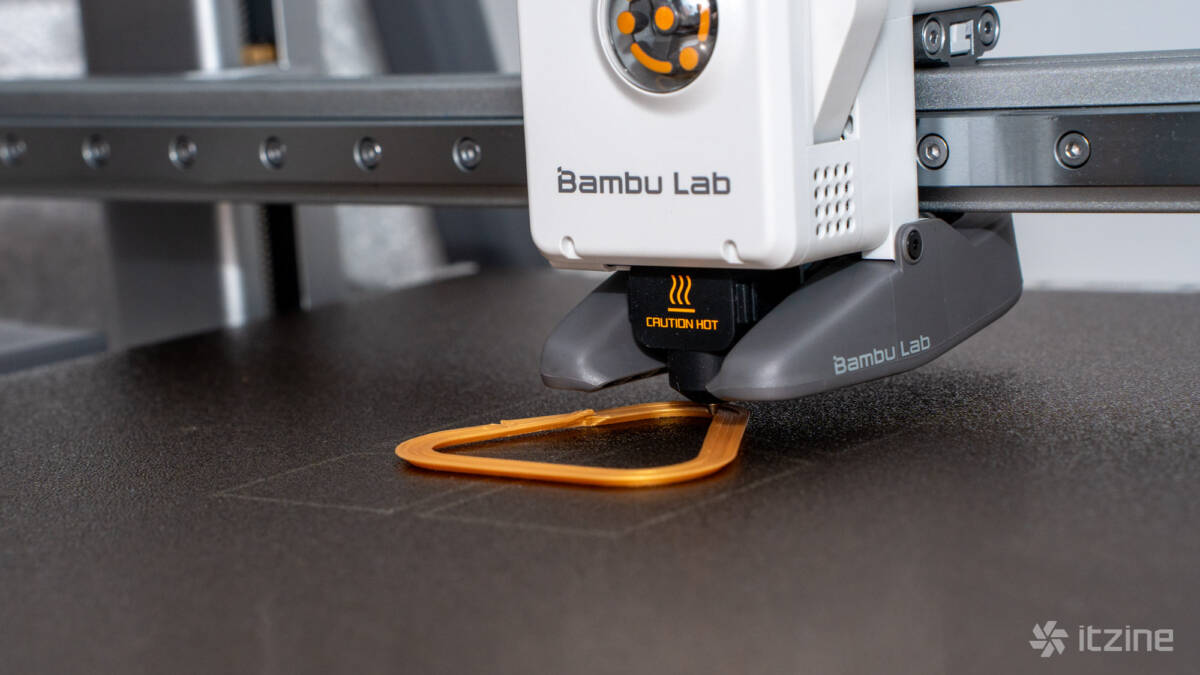 Обзор Bambu Lab A2L Combo + модуль резки: большой 3D-принтер с необычными возможностями 34 3D-принтер Bambu Lab A2L Combo печать на черной поверхности