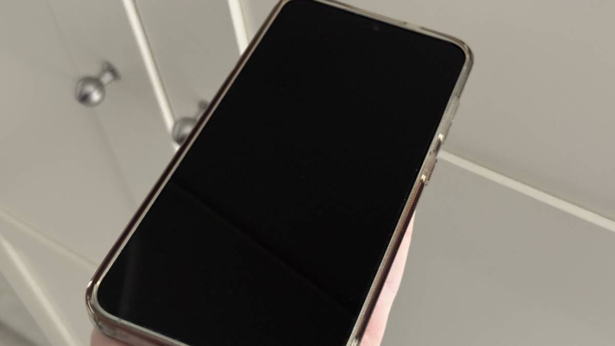 Мобильный телефон с чёрным экраном, iPhone, серебристая рамка