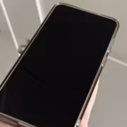 Мобильный телефон с чёрным экраном, iPhone, серебристая рамка