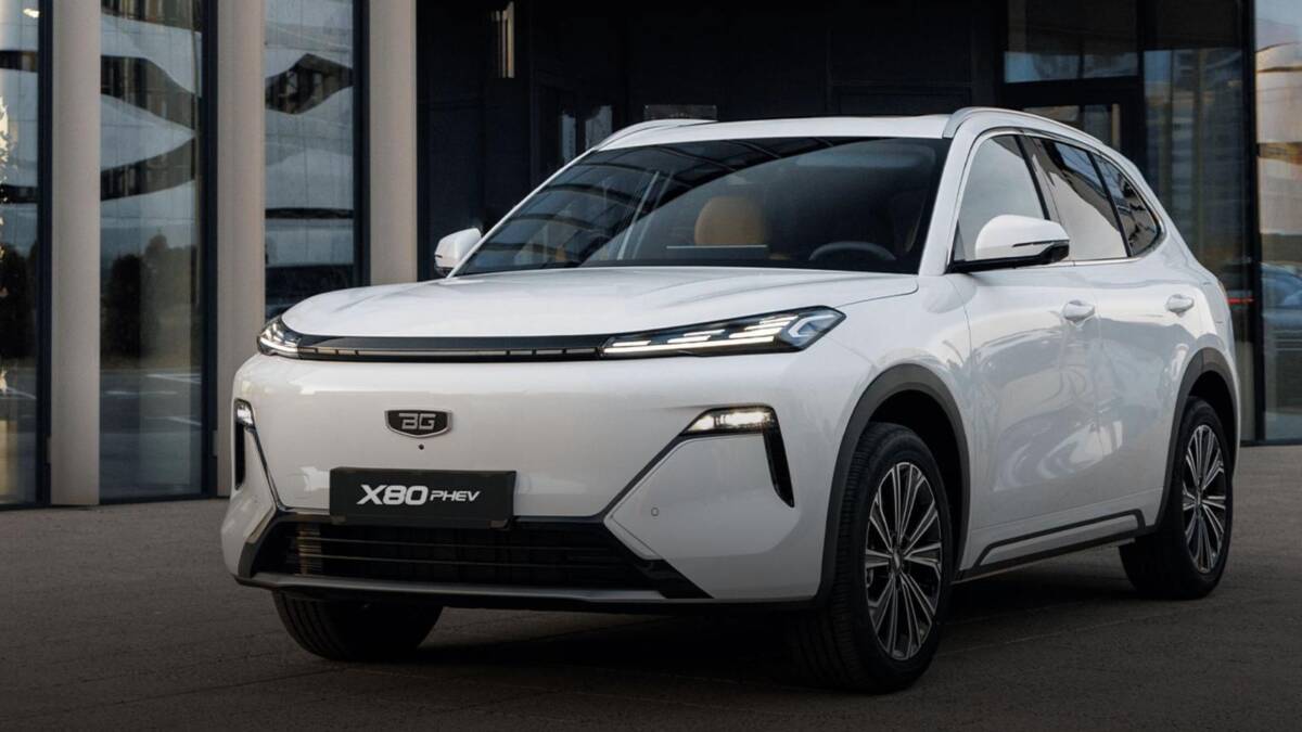 Электромобиль X80 PHEV от БелДжи на фоне здания