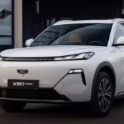 Электромобиль X80 PHEV от БелДжи на фоне здания
