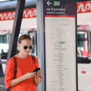 «Билайн» показал доступность 5G в 99,48% на 24 станциях метро 4 Женщина в красной рубашке использует телефон возле станции метро Билайн 5G