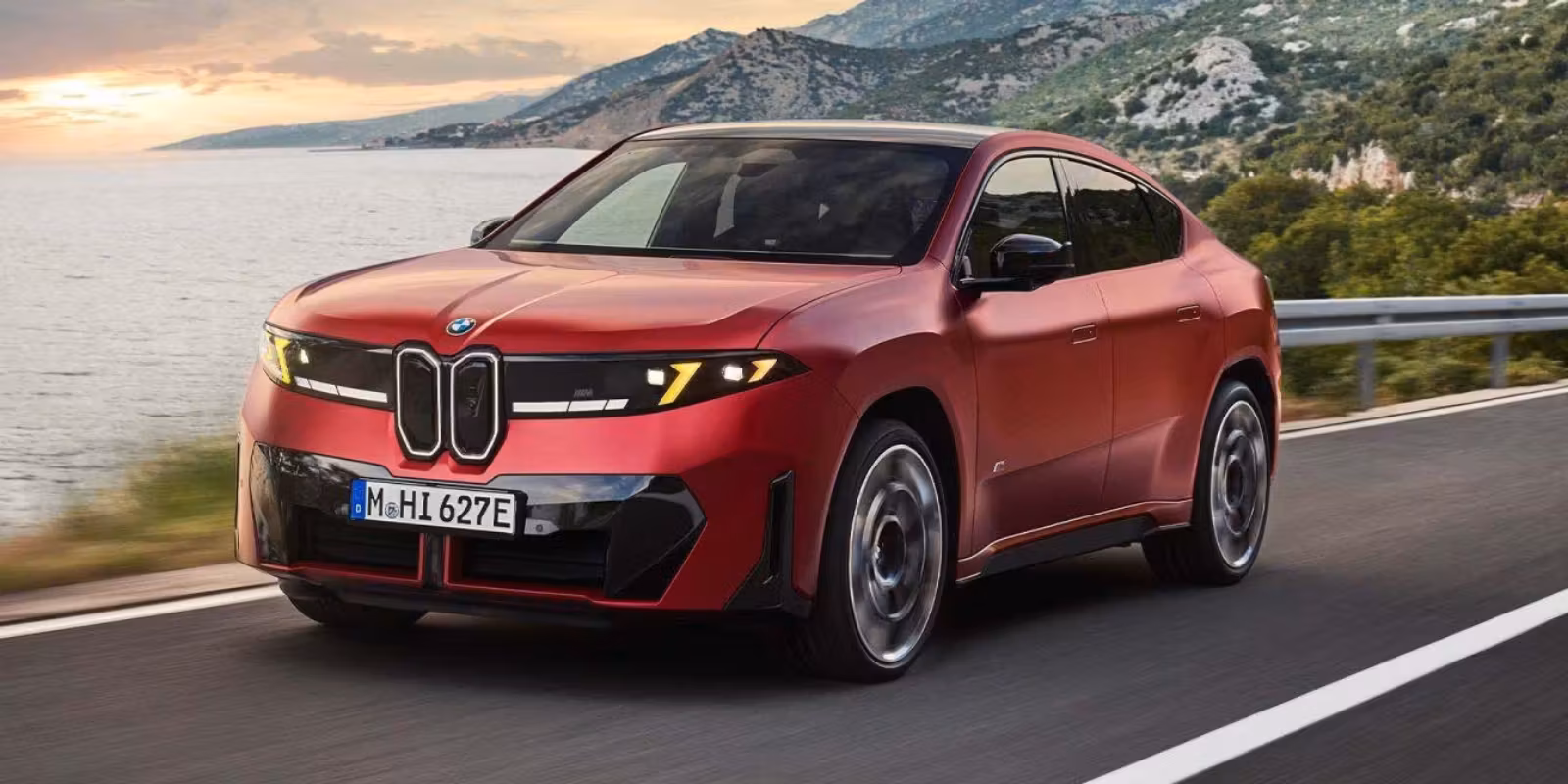 Электромобиль BMW i7 на дороге у озера
