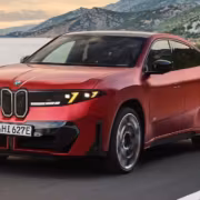 Электромобиль BMW i7 на дороге у озера
