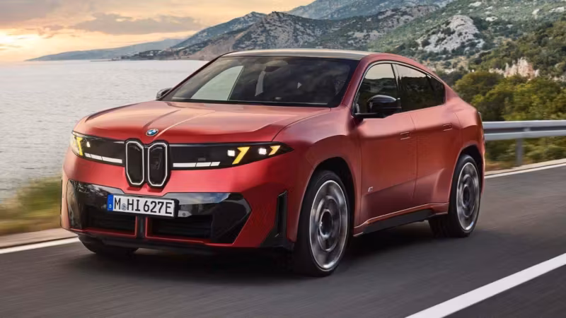 Электромобиль BMW i7 на дороге у озера