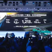 Электромобиль BMW i3 на сцене выступает