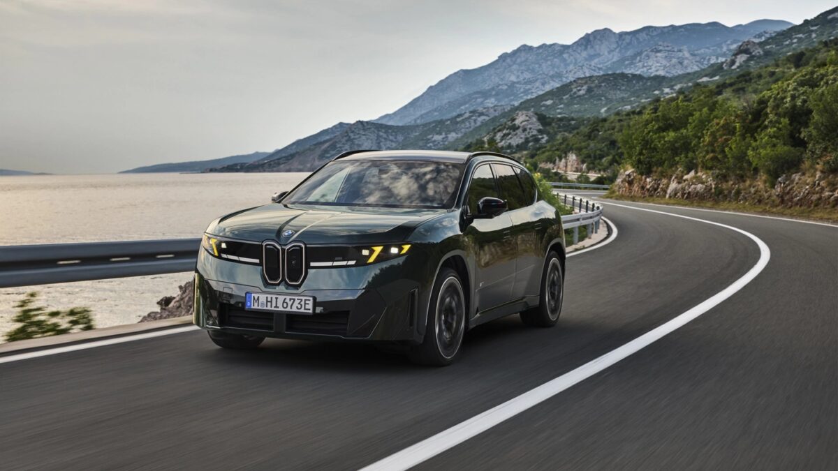 BMW представила iX3 M60 с разгоном до 100 км/ч за 3,9 секунды 5 Черный BMW iX3 M60 на дороге у моря и гор