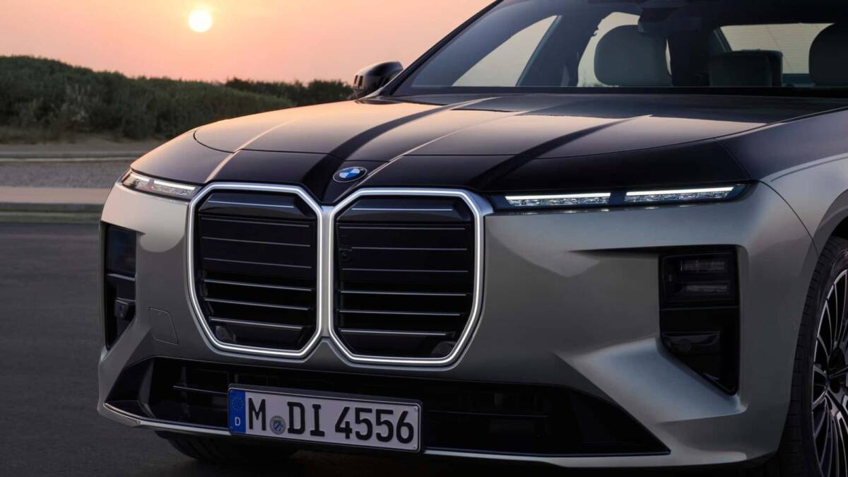 BMW вернула V8 в седан 7 Series с новой M760 xDrive на 570 л. с. 3 Передняя часть BMW M760 xDrive черный серебристый дизайн