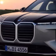 BMW вернула V8 в седан 7 Series с новой M760 xDrive на 570 л. с. 1 Передняя часть BMW M760 xDrive черный серебристый дизайн