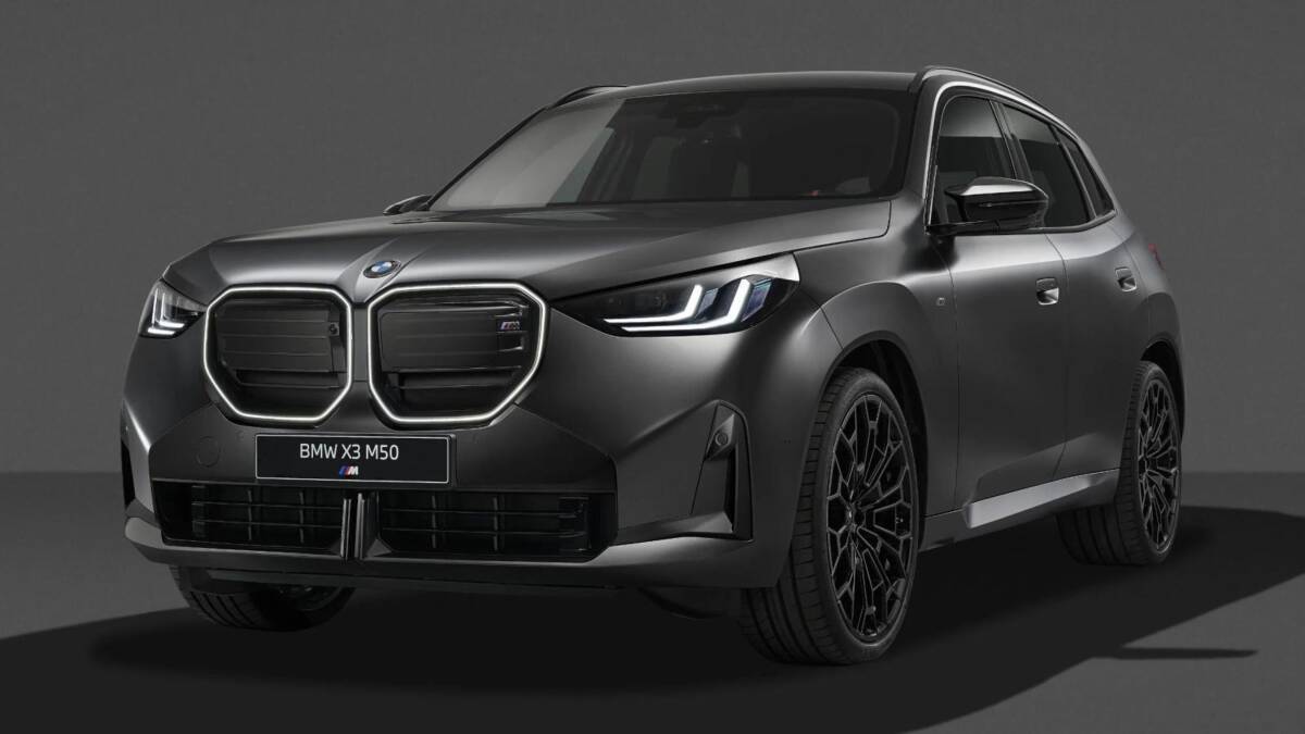 Черная электромобиль BMW X3 M50 с решетками радиатора