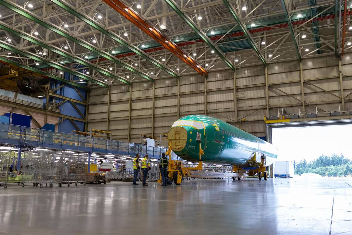 Самолёт на сборочной линии Boeing в Эверетте