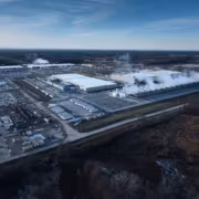Крупная промышленная зона с зданиями цод и дымом