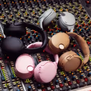 Аудиооборудование, наушники Skullcandy и Bose, микшерный пульт