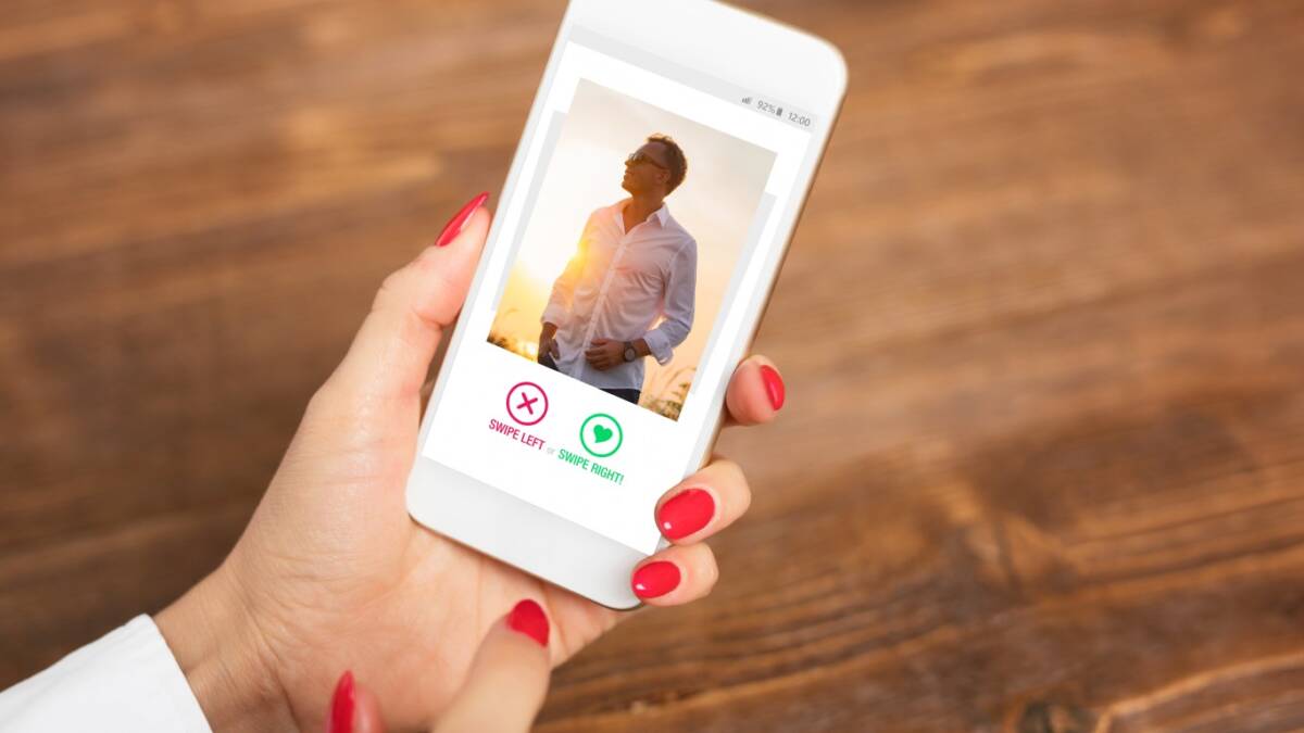 Bumble согласилась уйти с биржи за $1,3 млрд и сменить руководство 4 Мужчина в белой рубашке на смартфоне Bumble в приложении знакомств