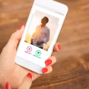 Мужчина в белой рубашке на смартфоне Bumble в приложении знакомств