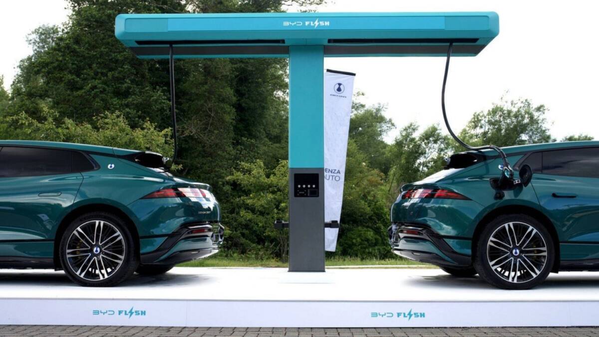 Электромобили BMW на зарядной станции BYD Flash