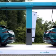 Электромобили BMW на зарядной станции BYD Flash