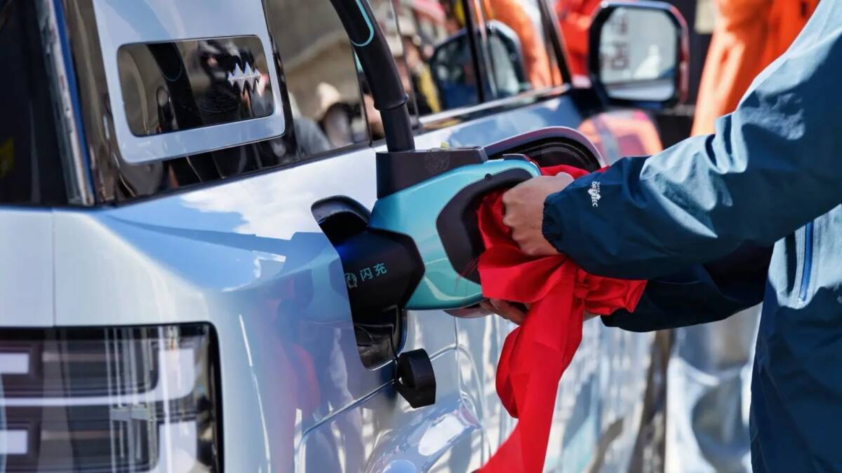 Зарядка BYD на электромобиле в движении