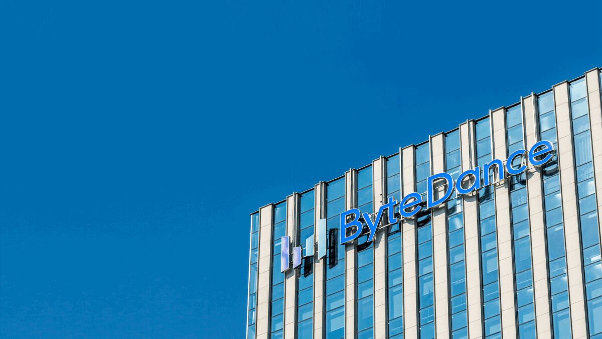 Высотное здание с логотипом ByteDance и окнами