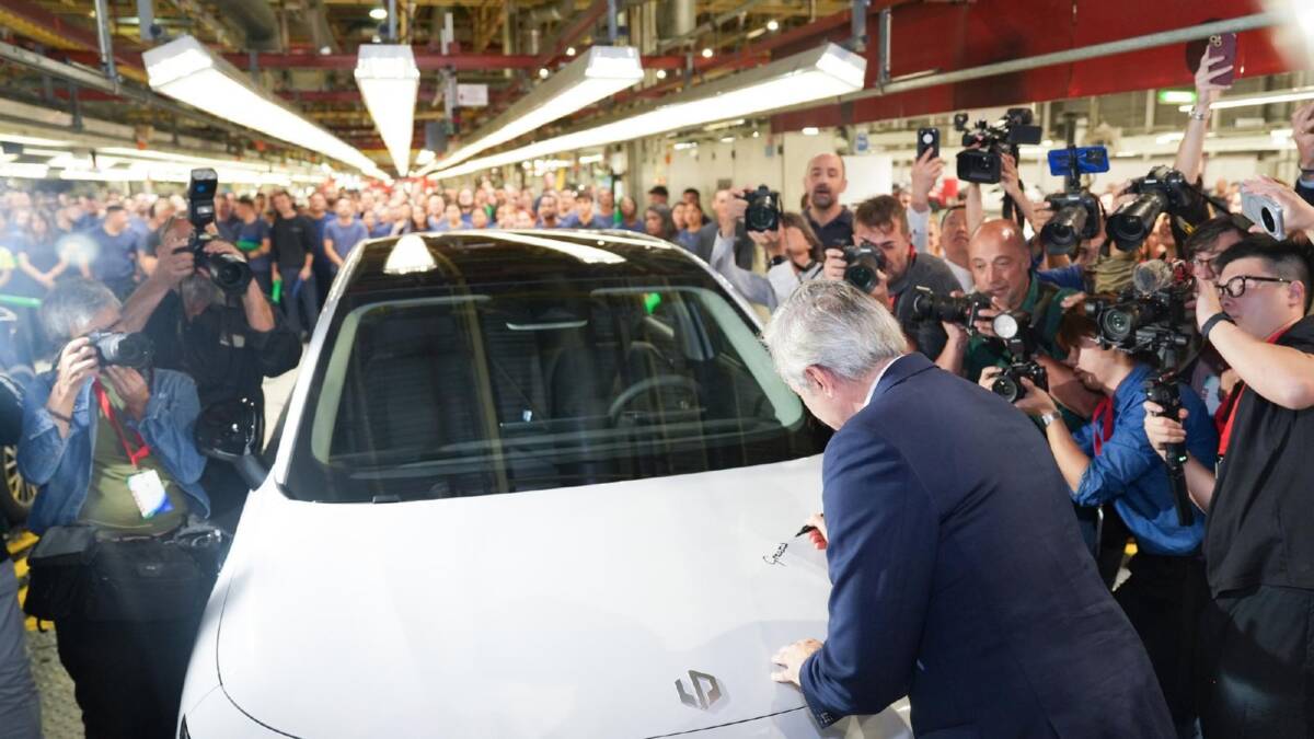 Человек подписывает автомобиль Renault на заводе Opel