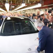 Человек подписывает автомобиль Renault на заводе Opel