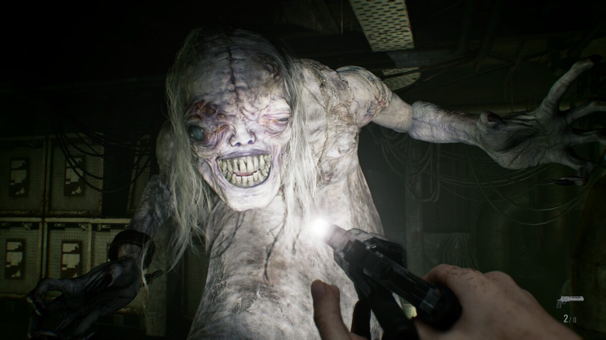 Жуткое существо из игры Resident Evil с трещинами на коже