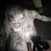 Жуткое существо из игры Resident Evil с трещинами на коже