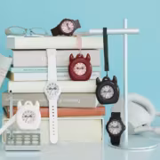 Часы Casio Baby-G каждый день меняют выражение глаз на циферблате 16 Часы Casio Baby-G на столе с книжками и наушниками