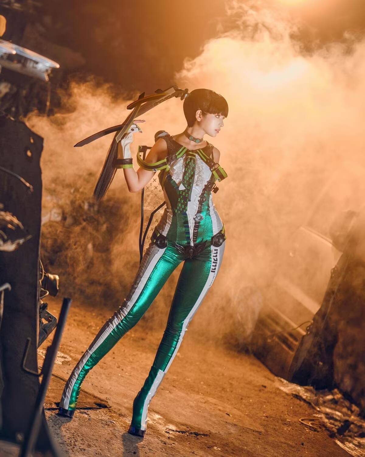 Человек в костюме Евы из Stellar Blade repeats cosplay