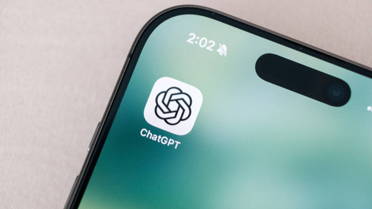 ChatGPT разрешил скрывать отдельные переписки за 4-значным PIN-кодом 5 Экран смартфона iPhone с приложением ChatGPT и временем 2:02